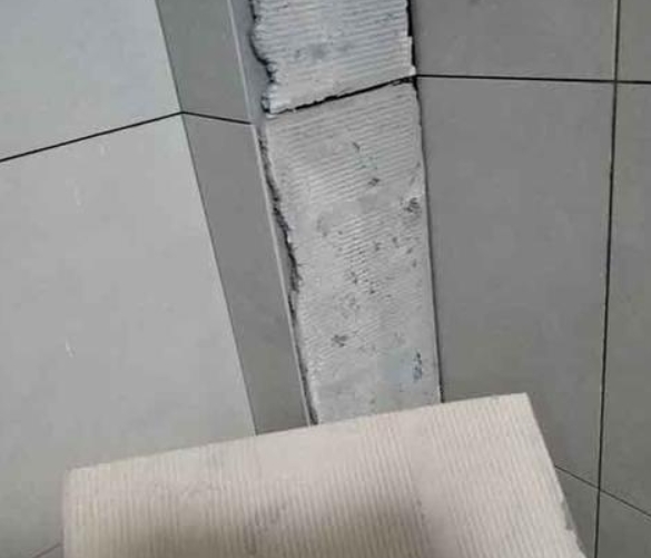 毕节瓷砖空鼓维修公司分享下厨房瓷砖脱落的补救措施。
